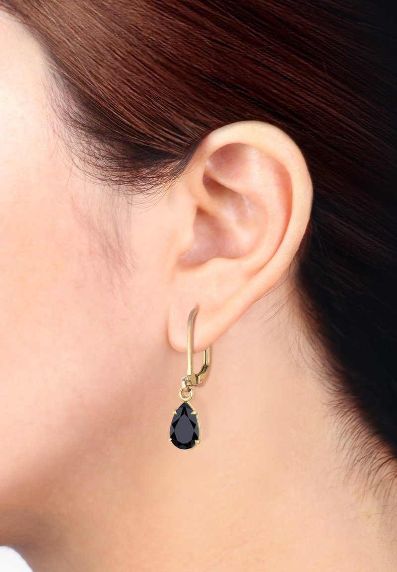 Orecchino a cerchio color oro con un gemstones nero a forma di goccia, sfaccettato per un tocco di brillantezza, che pende al di sotto del lobo.
