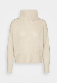 Sweter z golfem w kolorze kremowym, dzianinowy, z długimi rękawami oraz prążkowanymi mankietami, dołem i kołnierzem, na białym tle.