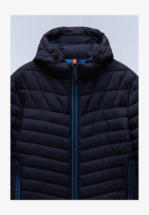 Marineblå pufferjakke med quiltet design, med hette, blå glidelåsdetaljer og justerbare snorer. Glatt, skinnende stofftekstur.