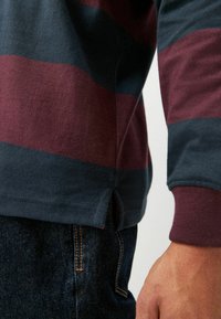 Next Pólóing - navy blue burgundy red stripe