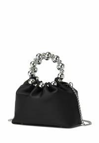 Černá taška z saténu s nasbíraným designem, vybavená kulatou rukojetí z lesklých stříbrných korálků a stříbrným řetízkovým popruhem.