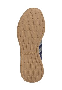 La semelle extérieure de la sneaker Adidas présente une semelle en caoutchouc gomme à motifs avec des élévations de traction, des accents latéraux bleu foncé et une surface texturée.