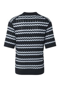 Chemise en maille à manches courtes avec des rayures en zigzag blanches et noires alternées, texture côtelée, col et poignets noirs, vue de dos.