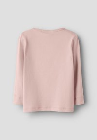 Jasnoróżowa koszula z długim rękawem wykonana z bawełny, z zaokrąglonym dekoltem, miękką fakturą i czystym wykończeniem dolnej krawędzi. Bez metki dla większego komfortu.