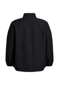 Musta ylisuurhiha takki korkealla kauluksella ja joustavilla hihoilla. Valmistettu sileästä kankaasta, jossa on yksinkertainen muotoilu ilman näkyviä koristeita.