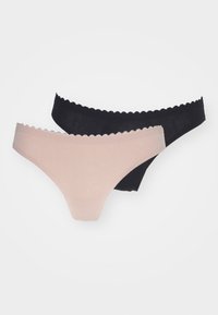 To par med damestrumpe: en i lys rosa og en i svart, begge med bølgete kanter og en myk, glatt tekstur.