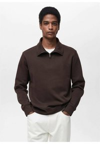 Felpa marrone con colletto alto e chiusura a zip mezza. Realizzata in materiale morbido, presenta maniche lunghe, vestibilità comoda e dettagli di cucitura a vista.