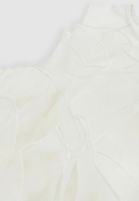 Biela riasená látka s priesvitnými vrstvami, s hladkým povrchom a jemným prešívaním. Dizajn obsahuje plynulé, vlnité tvary.