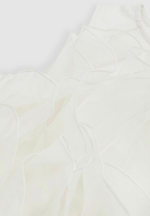 Fehér fodros anyag átlátszó rétegekkel, sima tapintással és finom varrással. A kialakítás folyékony, hullámszerű formákat tartalmaz.