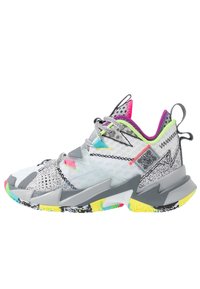 Buty do koszykówki w białej i szarej siateczce, z wielokolorowymi akcentami, dynamicznymi kształtami, teksturowanymi detalami i wzorzystą podeszwą.