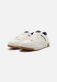 Armani Exchange Trainers - white