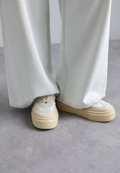 MM6 Maison Margiela Baskets basses - silver