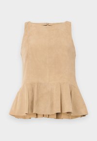 Beige mokkanahka ilmanhihaista toppia, jossa on liehukas helma, vetoketjukiinnitys takana, teksturoitu pinta ja hienovarainen kiilto.