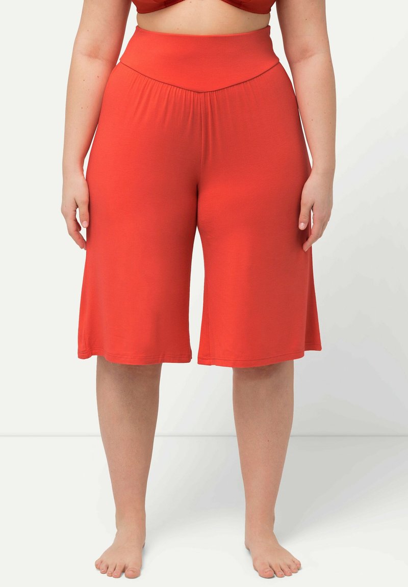 Rode stretch stof culottes met een hoge tailleband, met een relaxte fit die net boven de knieën valt. Soepele textuur, geen zichtbare patronen.