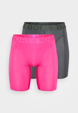 Twee paar aansluitende shorts: de ene felroze met een glanzende bijpassende tailleband, de andere donkergrijs met een matte tailleband.