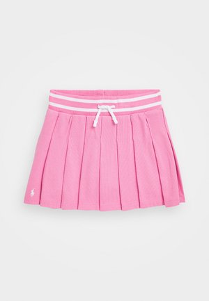 Rosa plisseret skjørt med ribbestrikket midje som har hvite striper og snøring. Inkluderer en liten hvit logo nederst til venstre.