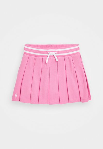 Rosa plissierte Shorts mit einem gerippten Taillenbund, der weiße Streifen aufweist und einen Kordelzug hat. Enthält ein kleines weißes Logo in der unteren linken Ecke.