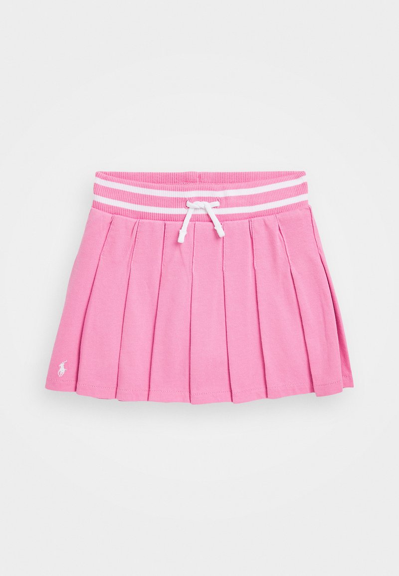 Jupe plissée rose avec une taille côtelée comportant des rayures blanches et un cordon de serrage. Inclut un petit logo blanc sur le coin inférieur gauche.