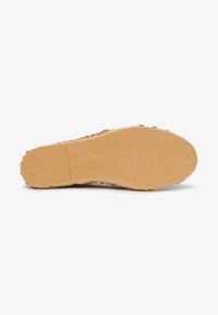 Flacher Schuhsohle aus braunem Gummi mit strukturierter Oberfläche. Verfügt über eine beige Unterseite mit subtiler Markenkennzeichnung und glatter Oberfläche.
