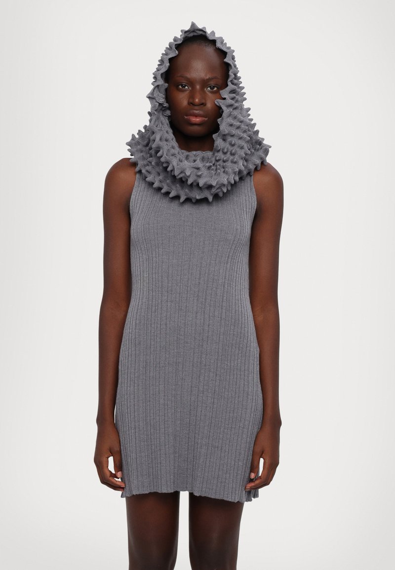 Graues, geripptes, ärmelloses Kleid mit einer strukturierten, gerafften Kapuze. Der Stoff wirkt weich und der Saum ist leicht uneben.