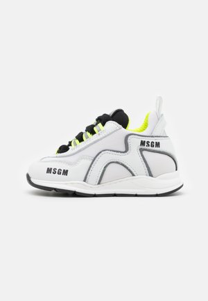 Baskets blanches avec des accents gris, des lacets noirs et une doublure en mesh vert néon. Présentent le logo "MSGM" sur les côtés et une semelle texturée.