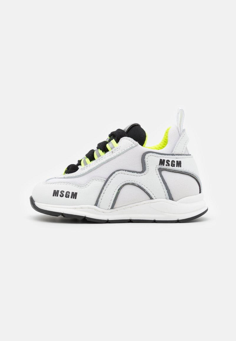 Baskets blanches avec des accents gris, des lacets noirs et une doublure en mesh vert néon. Présentent le logo "MSGM" sur les côtés et une semelle texturée.