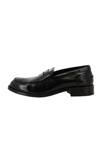 Mocassino in pelle nera con finitura liscia, caratterizzato da una punta cucita, dettagli decorativi intrecciati e un tacco basso a blocco.