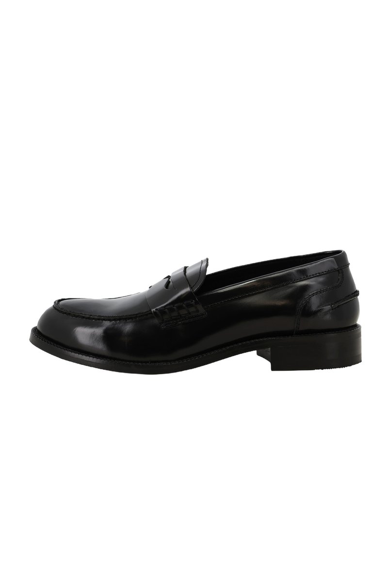Mocassino in pelle nera con finitura liscia, caratterizzato da una punta cucita, dettagli decorativi intrecciati e un tacco basso a blocco.