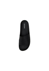 Infradito neri con tomaia testurizzata e logo "GUESS" in rilievo, dotati di suola piatta. Il design complessivo è elegante e minimalista.