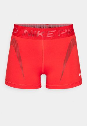 Shorts de sport rouges au design ajusté, avec une taille élastique et des accents en biais gris. Fabriqués à partir d'un tissu extensible et lisse.