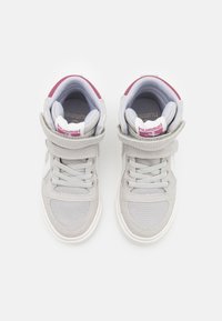 Jasnoszare sneakersy typu high-top wykonane z zamszu i płótna, z rzepem, gumową podeszwą i kontrastującymi różowymi akcentami.