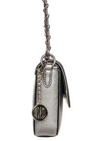 Silver syntetisk väska med en texturerad yta, rektangulär form, kedjesnodd och en rund logotagsnyckelring fäst.