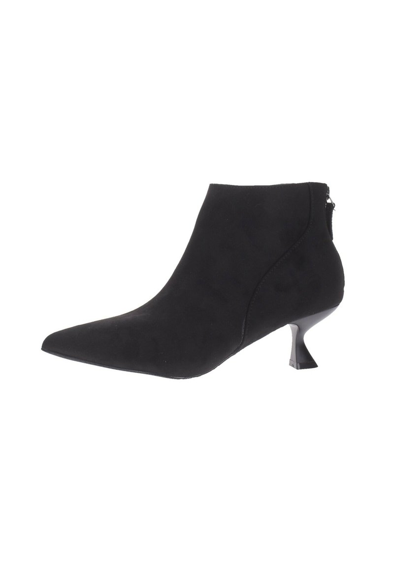 Stivale alla caviglia in suede nero con punta affusolata, tacco a cono basso e zip laterale. Texture liscia con linee pulite e dettagli minimi.