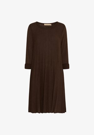 Brun plisseret kjole med trekvartærmer, rund halsudskæring og tekstureret stof. Har ærmer med opsmøg og falder lige over knæet.