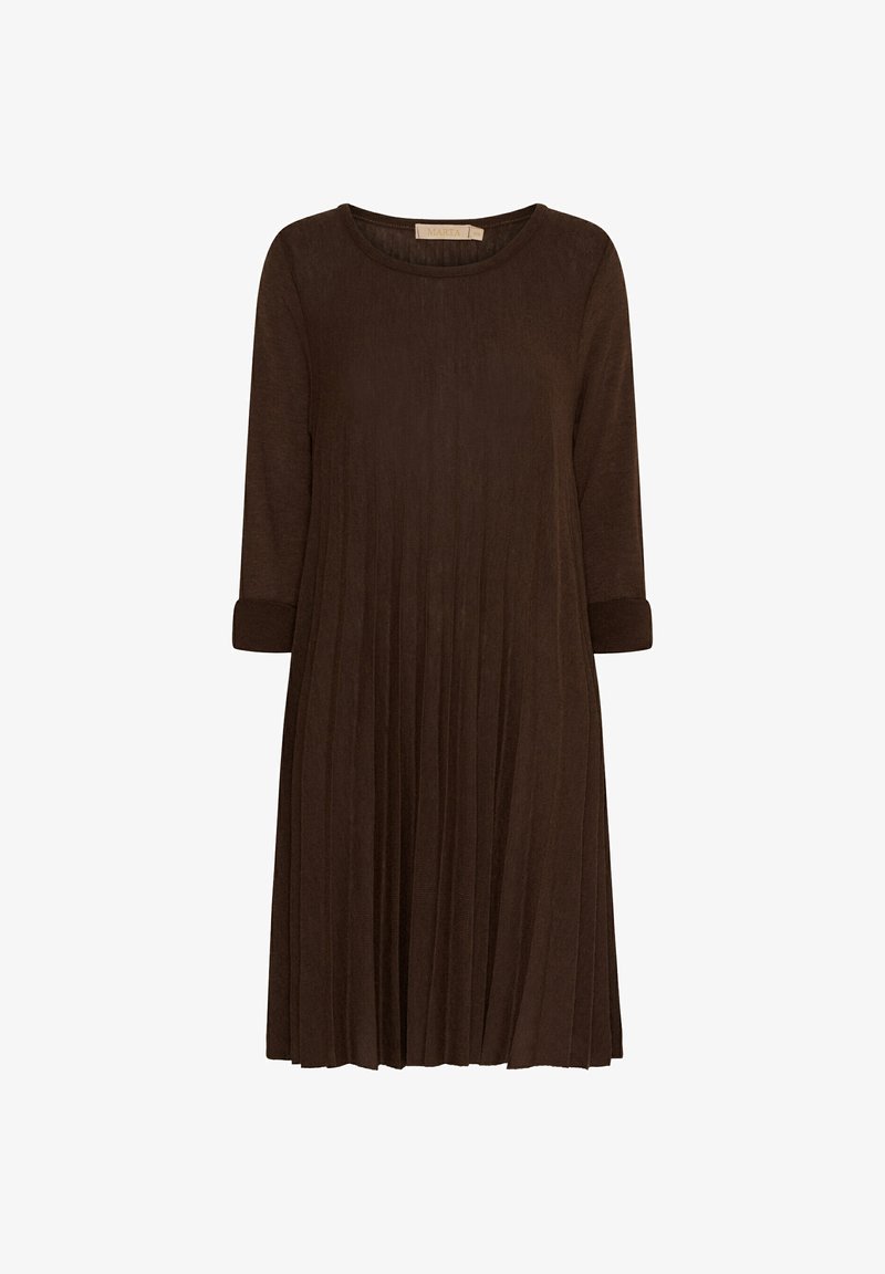 Brun plisseret kjole med trekvartærmer, rund halsudskæring og tekstureret stof. Har ærmer med opsmøg og falder lige over knæet.