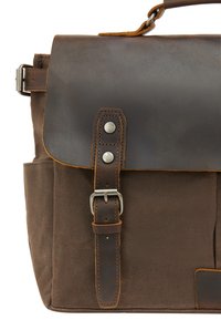 Brun lærred messenger taske med en mørkebrun læderklap. Har metal hardware og en spænde lukning. Tekstureret, holdbart materiale.