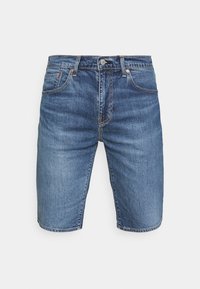 Denimshorts i ljusblått, med en klassisk femficksdesign, bälteshällor och subtila sömdetaljer på fickorna.