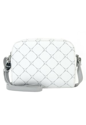 Weiße Umhängetasche mit grauem Diamant- und Kreis-Muster, verstellbarem Riemen und rundem metallischem Markenanhänger am Reißverschluss.
