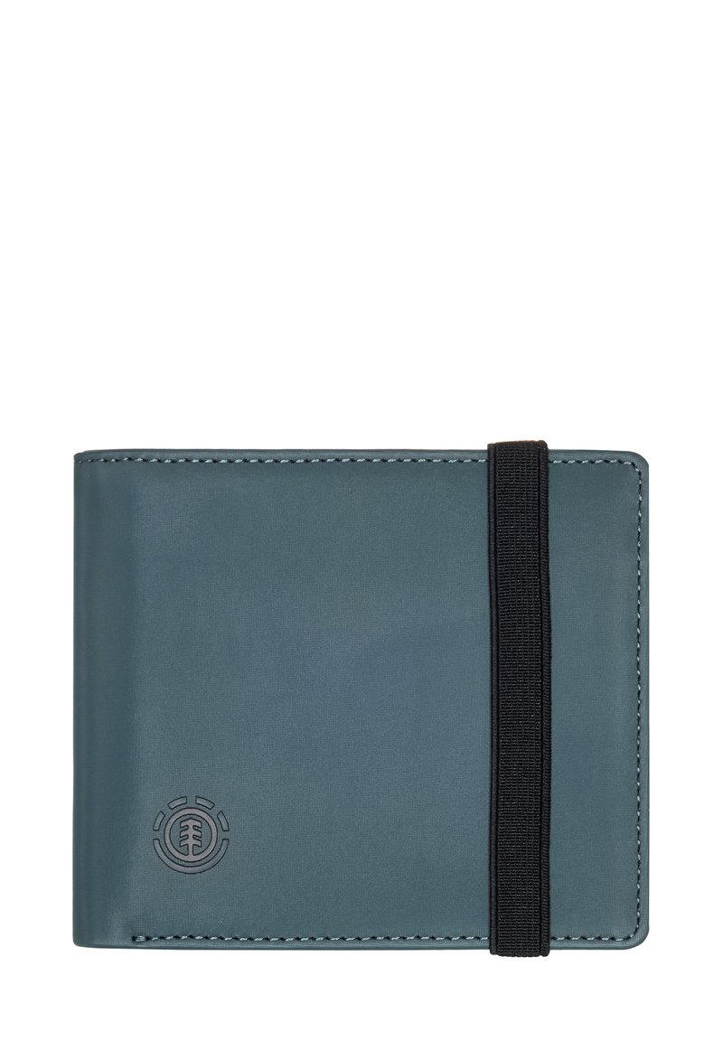 Portefeuille en cuir bleu avec une finition texturée, fermeture en band elastique noire, et logo en relief. Présente des coutures précises le long des bords.