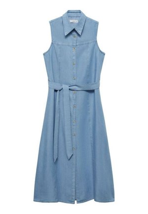 Rochie din denim de culoare albastru deschis, cu design fără mâneci, guler, nasturi pe față și un cordon asortat la talie. Croi în A, cu tivul la genunchi.