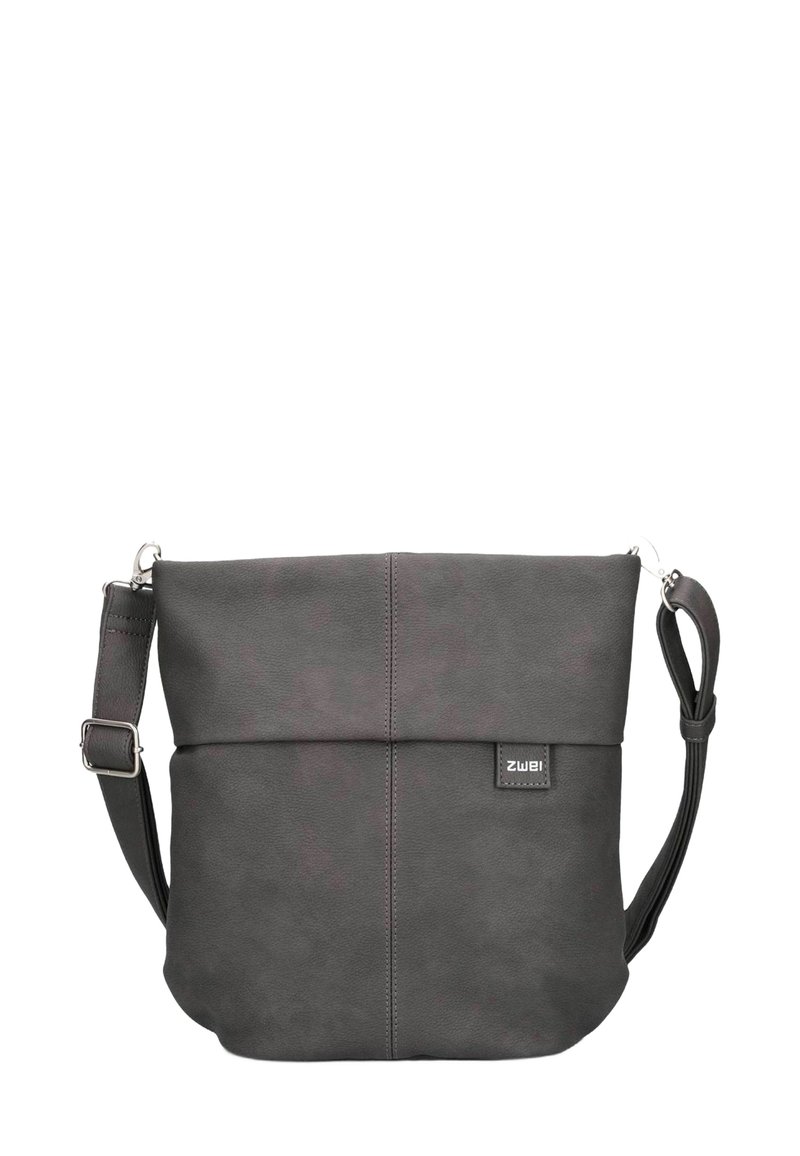 Bolso cruzado de cuero sintético gris con correa ajustable, cierre de cremallera, bolsillo frontal y un discreto detalle de logo. Textura suave.