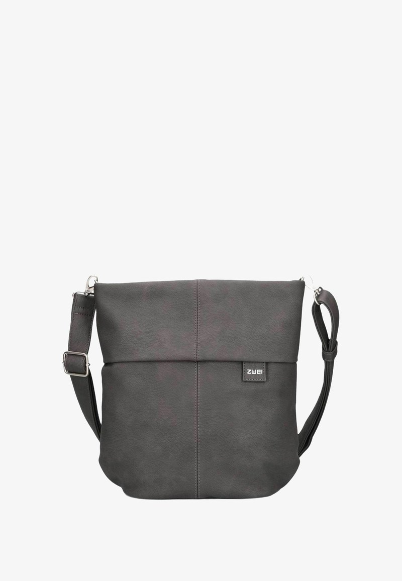 Bolso cruzado de cuero sintético gris con correa ajustable, cierre de cremallera, bolsillo frontal y un discreto detalle de logo. Textura suave.