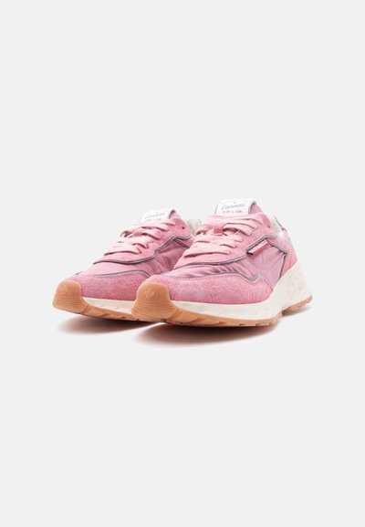Paire de baskets en suède rose et tissu avec semelles blanches et semelles extérieures en caoutchouc beige, arborant le logo Canada sur la languette et le côté.