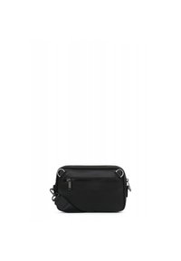 Borsa a tracolla sintetica nera con tasca anteriore con zip, tracolla regolabile e dettagli in metallo argentato. Texture liscia e forma rettangolare.
