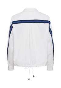 Witte jas met lange mouwen met marineblauwe en blauwe horizontale strepen over de achterkant en mouwen, voorzien van een trekkoord aan de zoom.