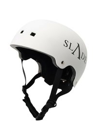 Witte skatehelm met zwart 'SLADE' logo, verstelbare banden, gevoerde binnenkant, ventilatieopeningen en een gladde matte afwerking.