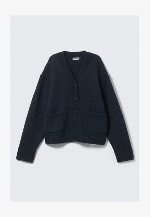 Mørkeblå strikket cardigan med V-hals, front lukning med knapper, ribbede manchetter og to frontlommer. Blød tekstur og afslappet pasform.