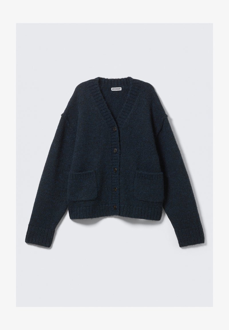 Dunkelblaues Strickcardigan mit V-Ausschnitt, vorderer Knopfleiste, gerippten Bündchen und zwei vorderen Taschen. Weiche Textur und lockere Passform.