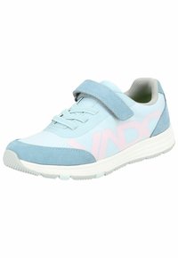 Zapatilla deportiva de color azul claro con una correa de velcro, parte superior de malla, acentos de ante, logo rosa y una suela blanca texturada.