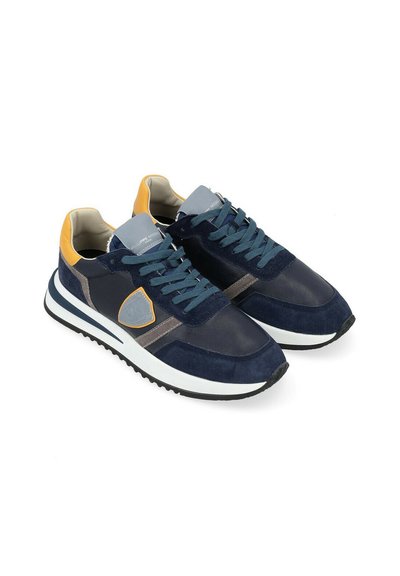 Sneakers color blu navy realizzati in suede e pelle, con accenti grigi, linguetta gialla sul tallone e suola in gomma bianca con grip testurizzato.